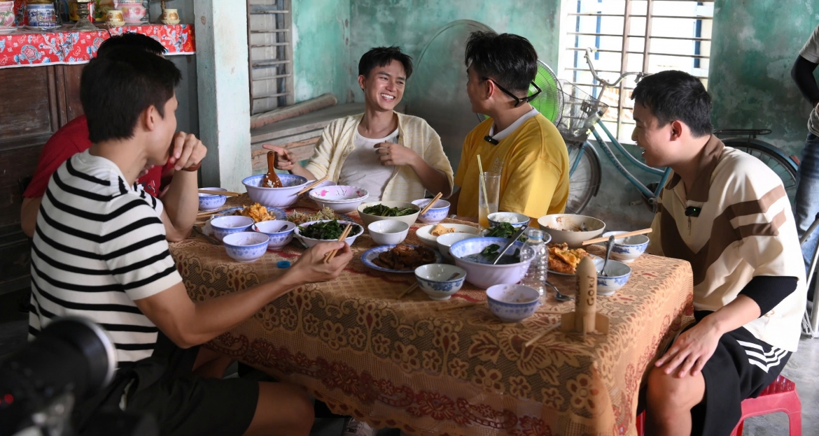bui cong nam lo bua com cho 5 dua tre thanh ky uc kinh hoang hinh anh 3