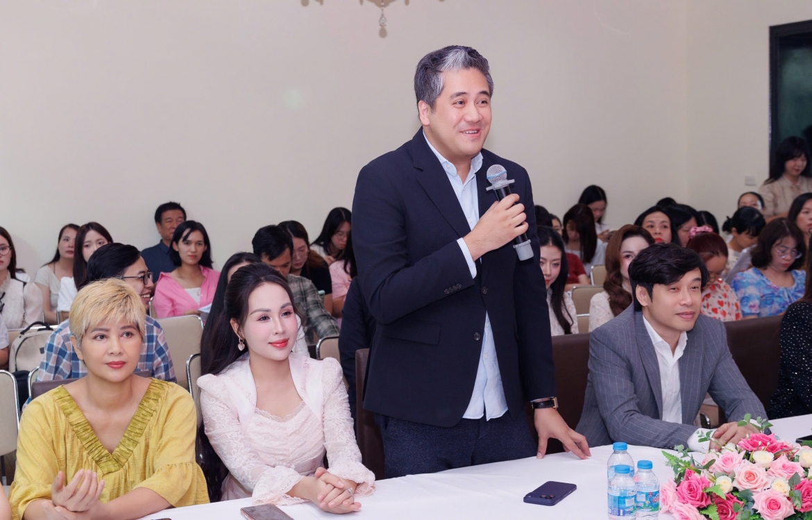 nsnd quang tho nho thoi ban ca phe, thuoc la de xoay kinh phi bieu dien hinh anh 3