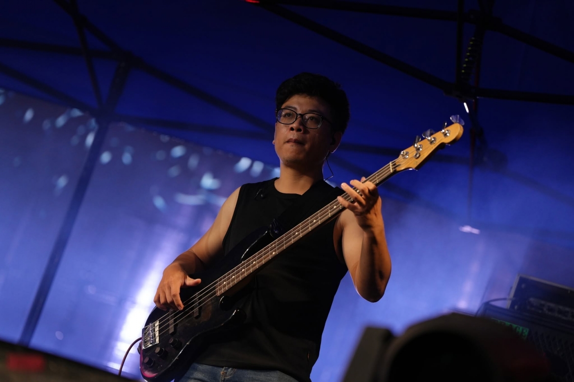 nguoi choi rock dung sau ca khuc ost trong phim lua trang la ai hinh anh 3