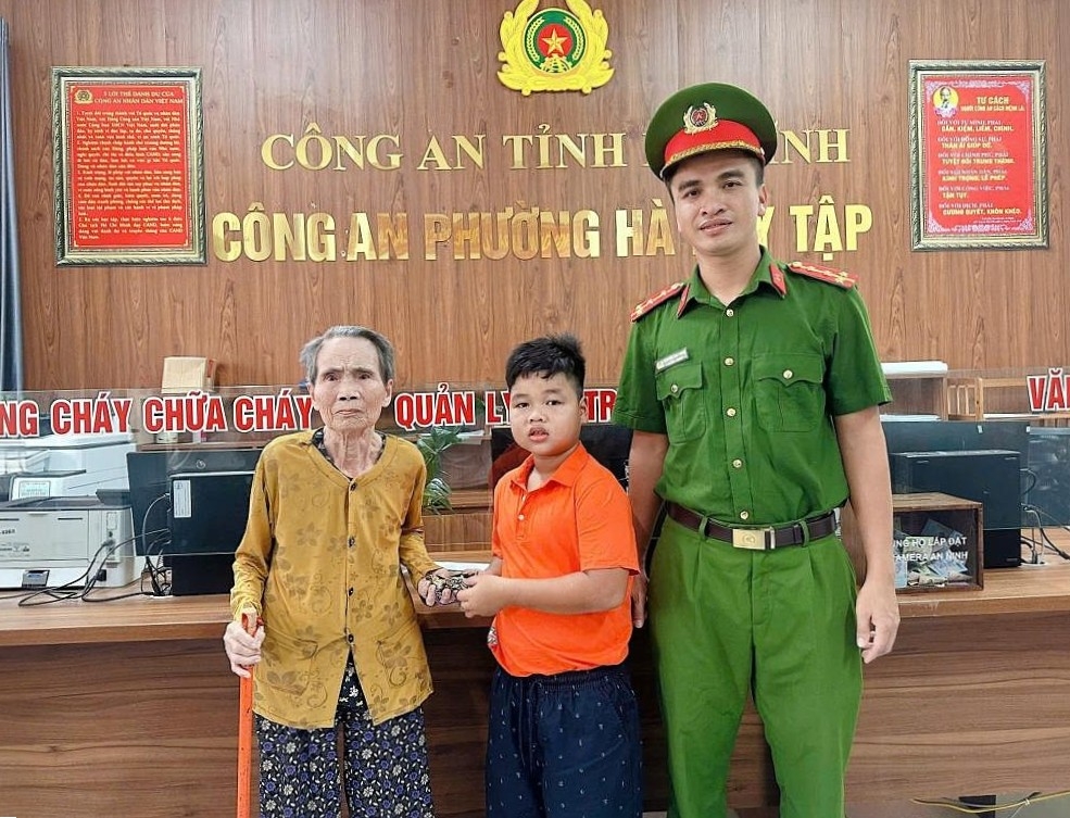 nam hoc sinh lop 3 o ha tinh nhat duoc tui tien, tra lai nguoi danh mat hinh anh 1