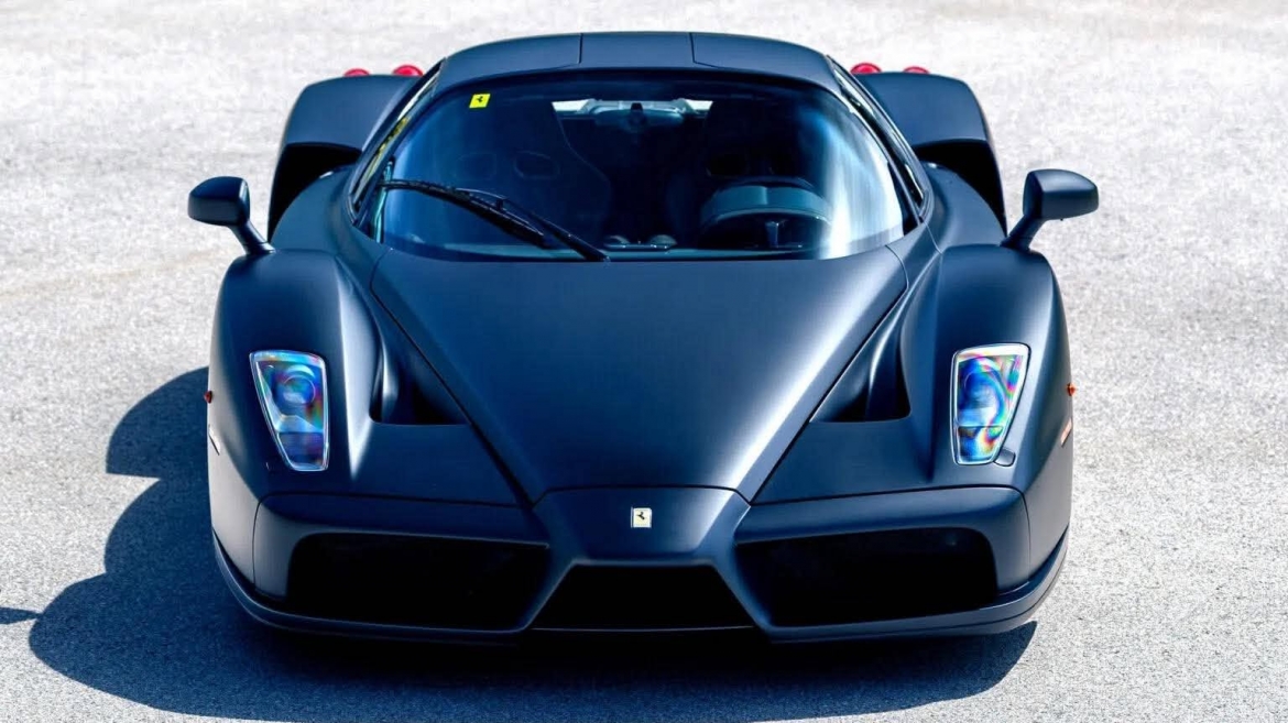 Đây là chiếc Enzo duy nhất được Ferrari xuất xưởng với lớp sơn Matte Nero Opaco