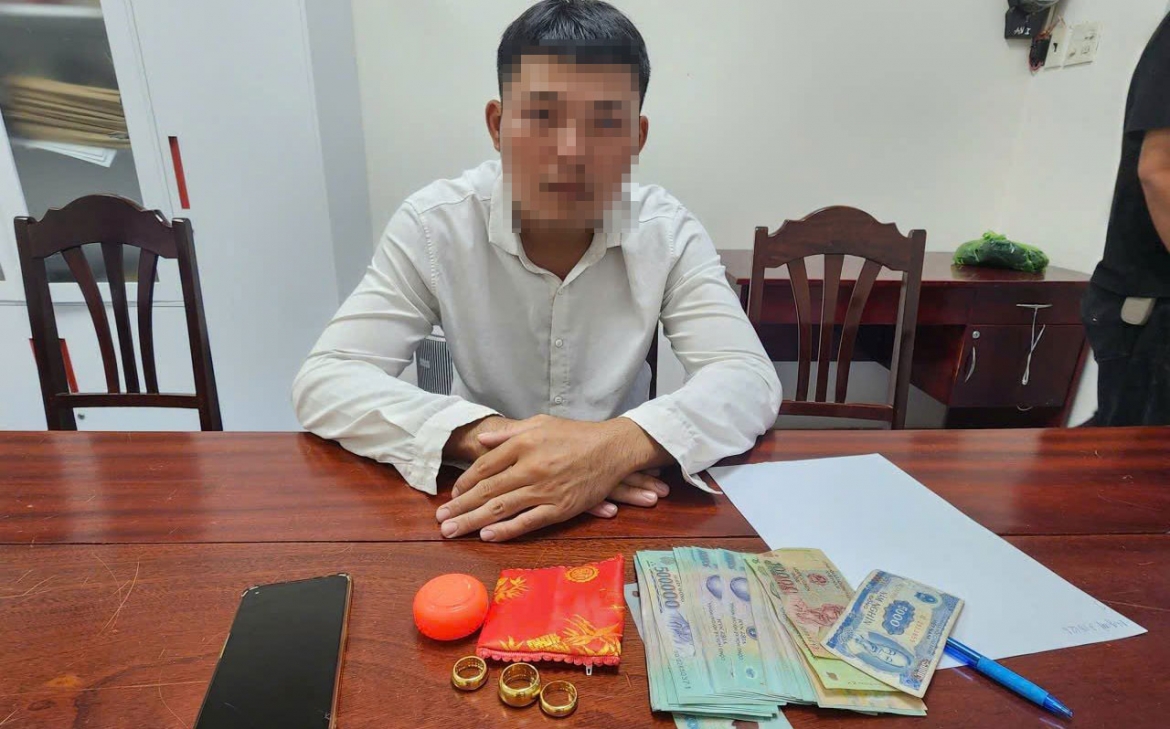 len vao chua trom tai san tri gia gan 400 trieu dong hinh anh 1