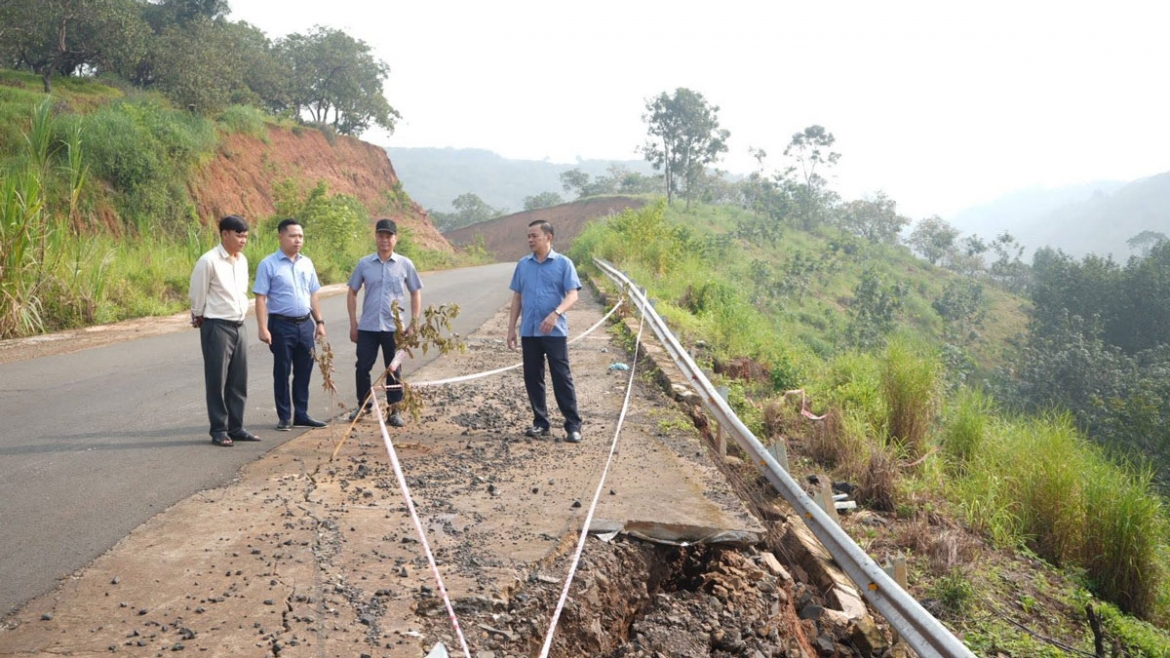 khan truong xu ly diem sat lo tren tuyen duong lien xa o Dong nai hinh anh 2