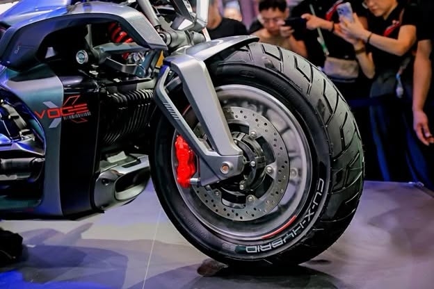 voge cu-x cruiser plug-in hybrid voi thiet ke cuc di hinh anh 4
