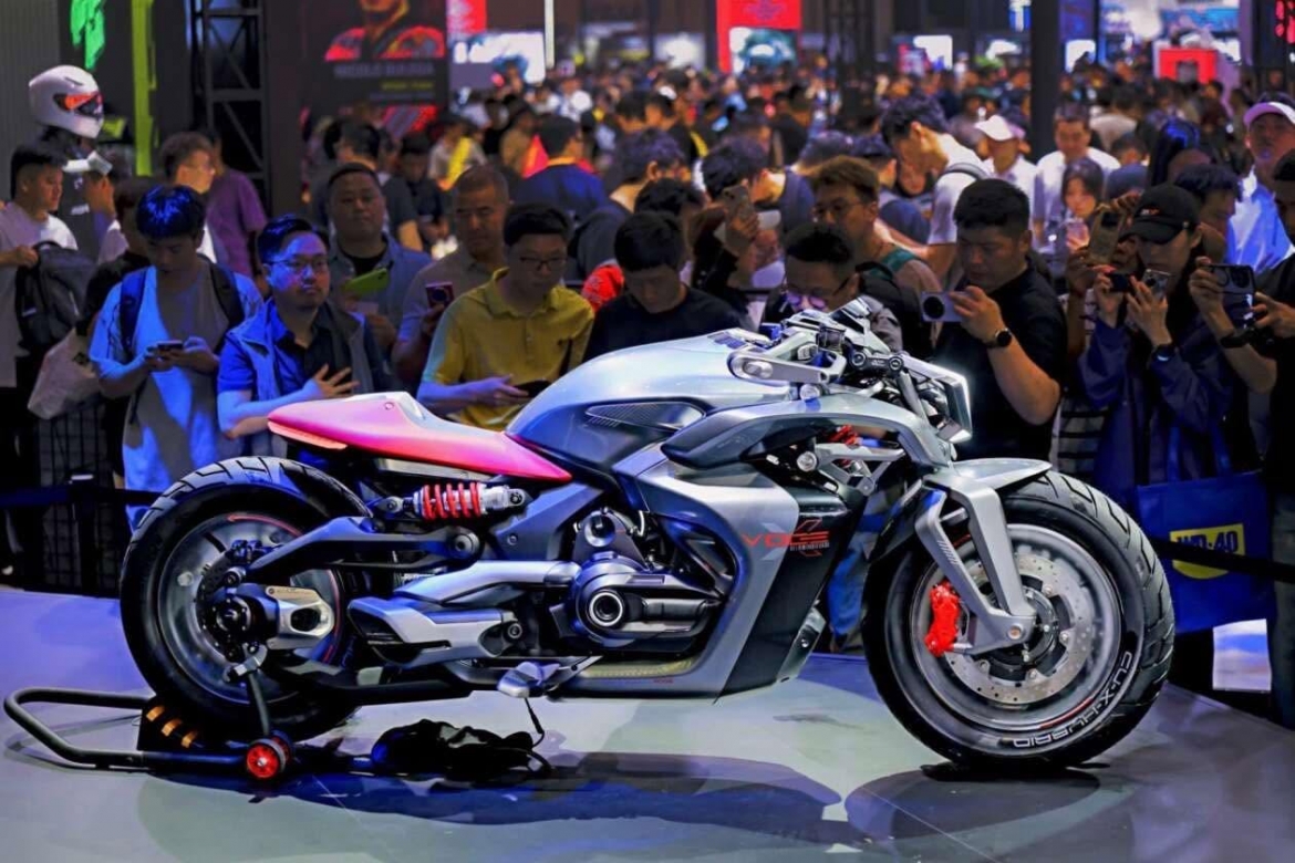 voge cu-x cruiser plug-in hybrid voi thiet ke cuc di hinh anh 1