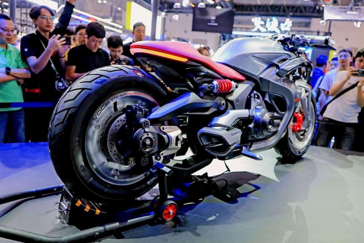 voge cu-x cruiser plug-in hybrid voi thiet ke cuc di hinh anh 3