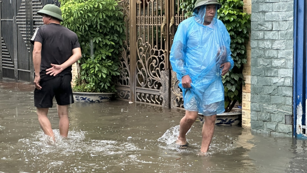 mua lon tu dem den sang, nhieu tuyen pho ha noi ngap, tac hinh anh 2