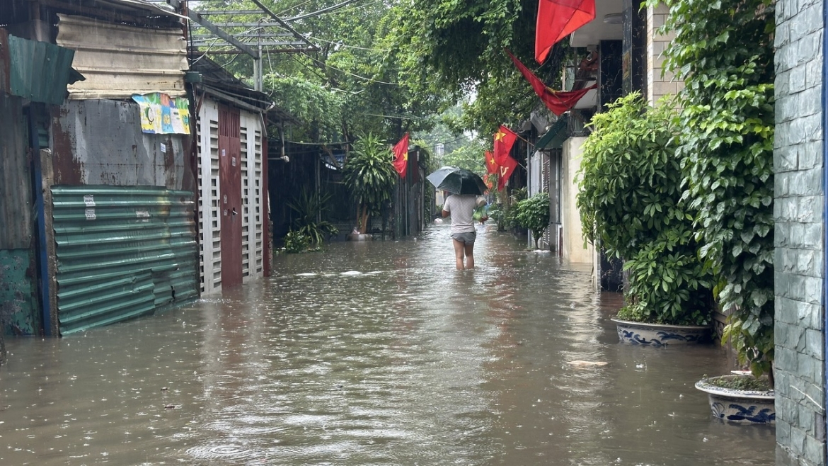 mua lon tu dem den sang, nhieu tuyen pho ha noi ngap, tac hinh anh 3