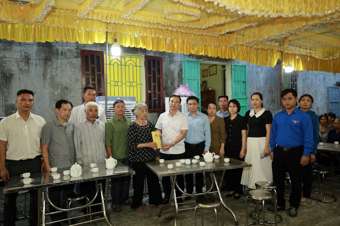 phuong thien truong ninh binh tham hoi gia dinh nam sinh bi nuoc cuon o ha noi hinh anh 2