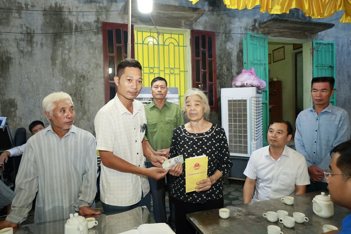 phuong thien truong ninh binh tham hoi gia dinh nam sinh bi nuoc cuon o ha noi hinh anh 1