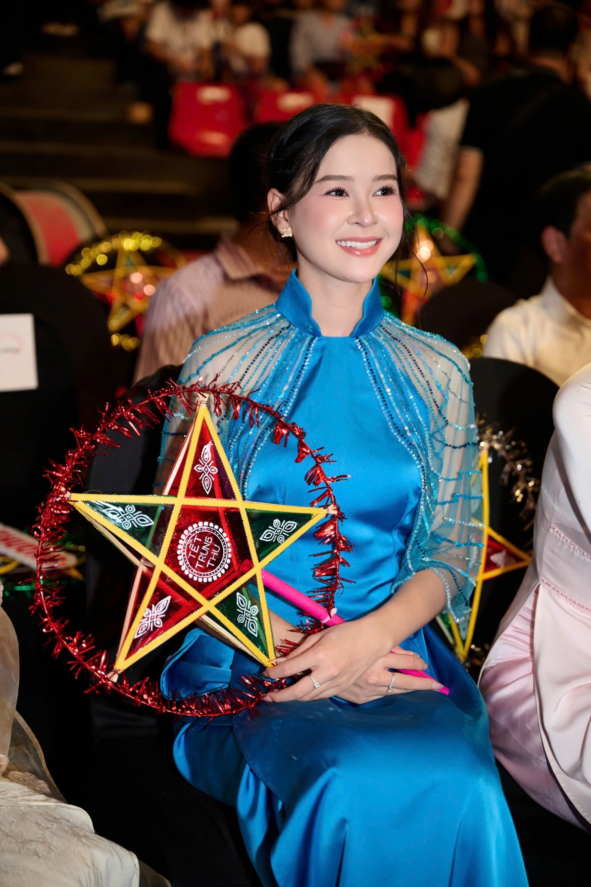 dan hoa hau, A hau mang trung thu am ap den tre em mac benh tim hinh anh 4