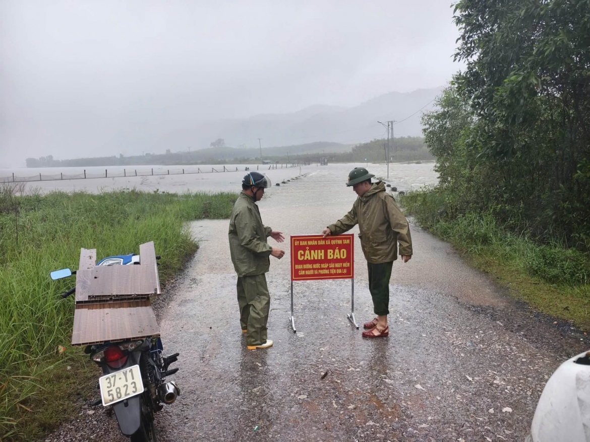 O to gam cao ngap nuoc, nhieu doan quoc lo 48 o nghe an phai dong duong hinh anh 8