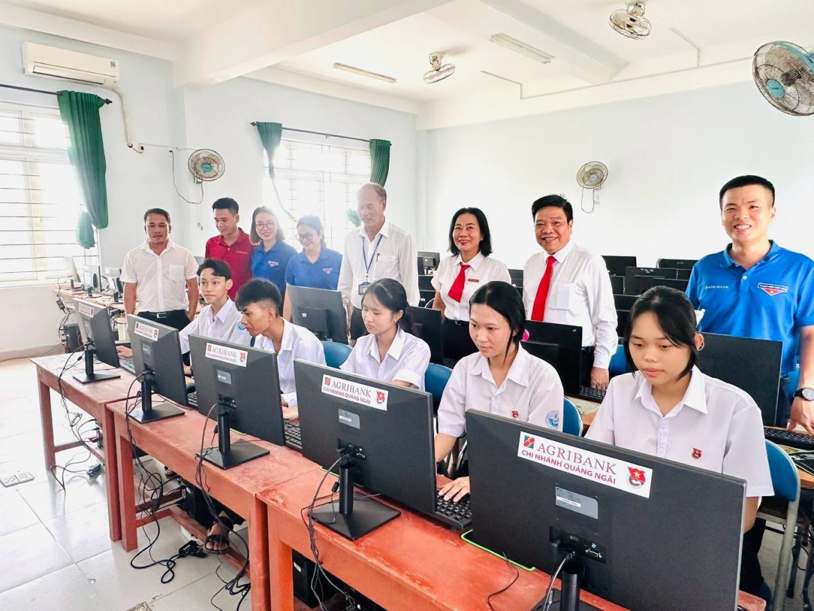 agribank quang ngai trao 5 gian may tinh tang hoc sinh dao ly son hinh anh 3