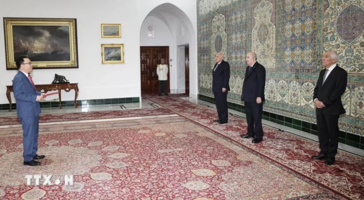 vietnamese ambassador presents credentials to algerian president picture 1