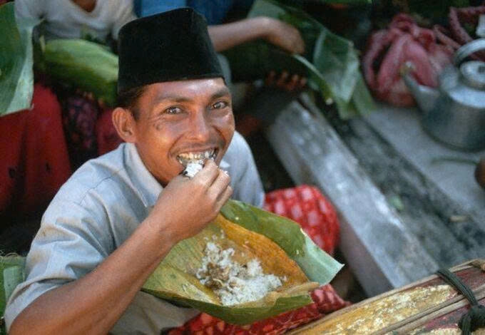 vi sao thoi quen an bang tay pho bien o indonesia hinh anh 1