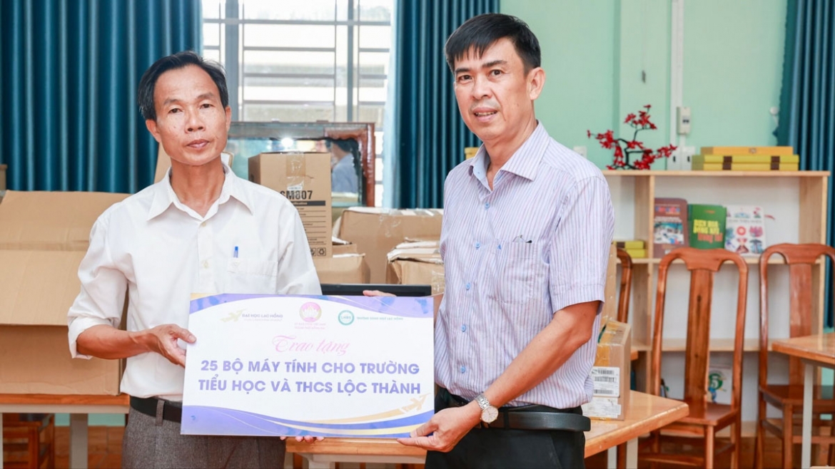 trao 50 bo may tinh cho hoc sinh vung bien Dong nai truoc khai giang hinh anh 1