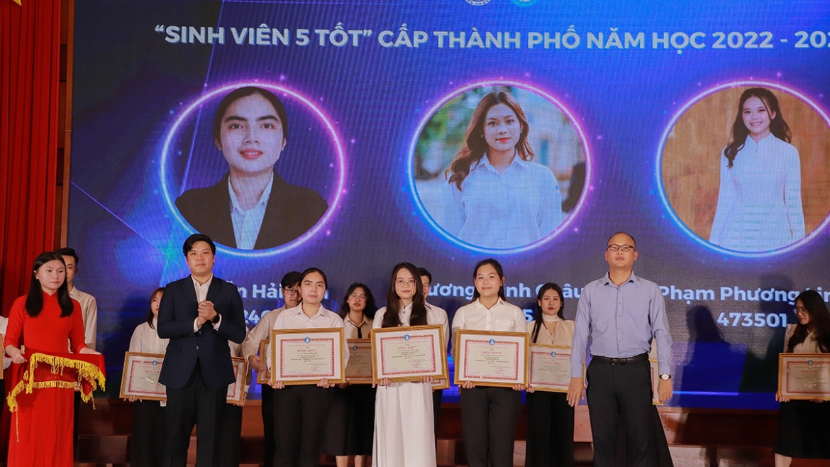 nu thu khoa Dai hoc luat ha noi hoc luat khong phai la hoc thuoc hinh anh 3