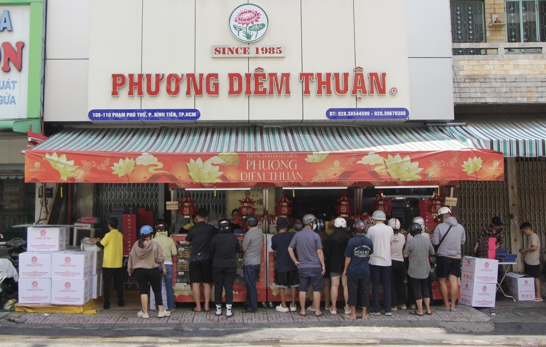 Điều đặc biệt khiến tiệm bánh trung thu ở TP.HCM luôn đông người xếp hàng chờ mua