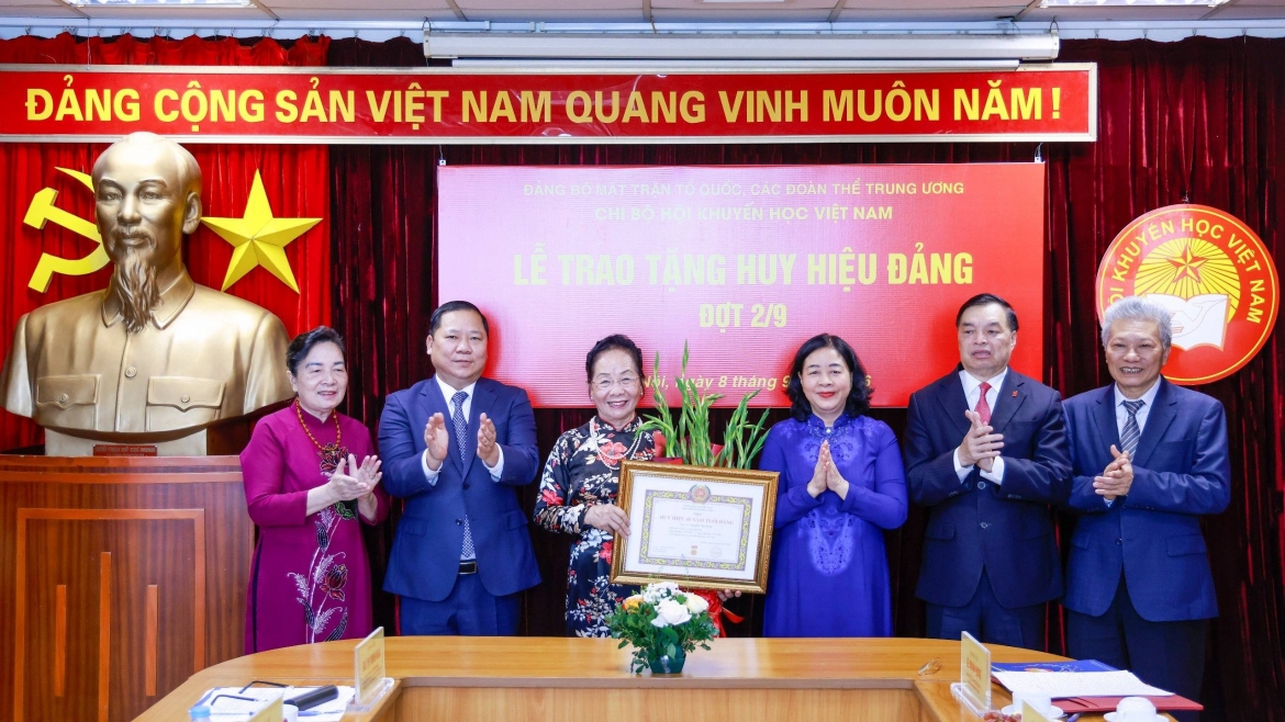 nguyen pho chu tich nuoc nguyen thi doan nhan huy hieu 45 nam tuoi Dang hinh anh 2