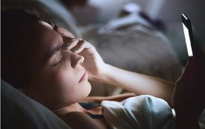 cach bao ve mat khi xem dien thoai trong bong toi hinh anh 3