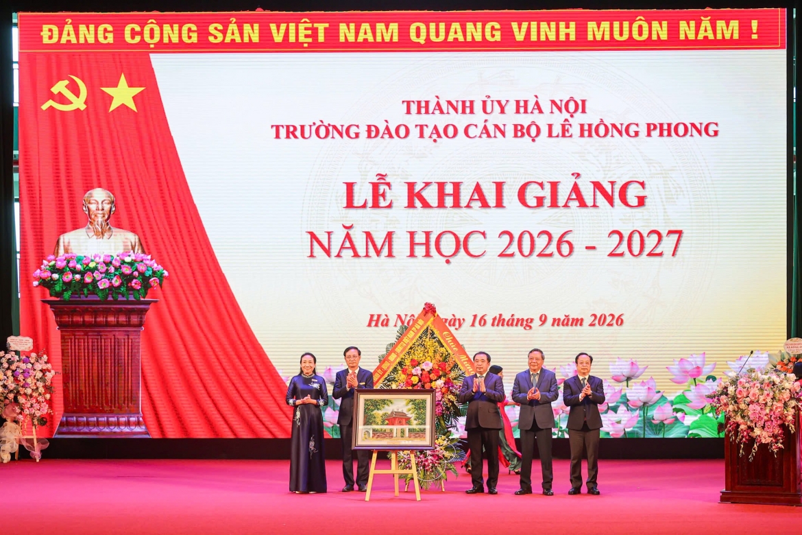 bi thu thanh uy ha noi du le khai giang truong Dao tao can bo le hong phong hinh anh 1