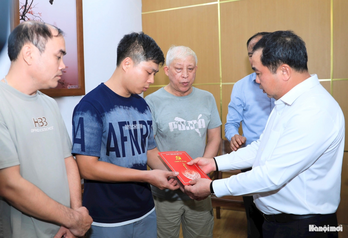 bi thu thanh uy ha noi tham hoi, dong vien nan nhan vu chay tai tay ho hinh anh 2