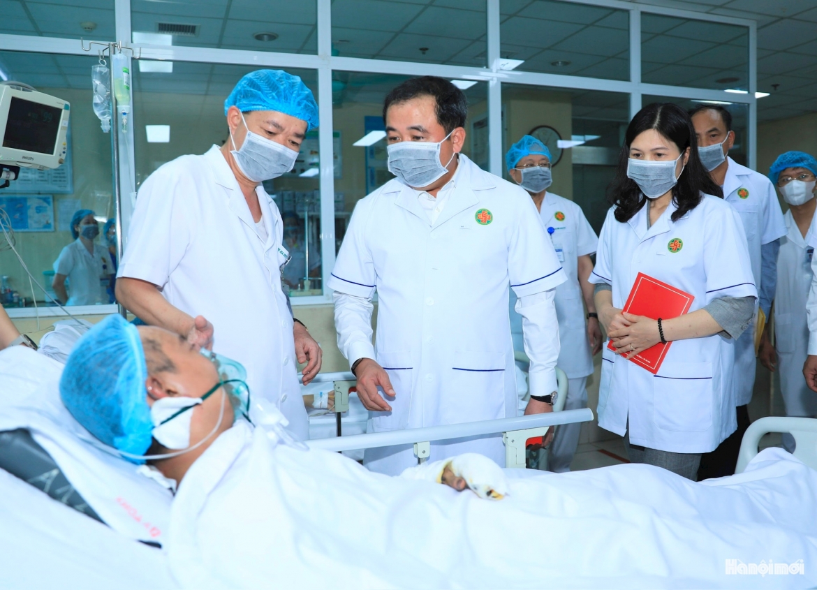 bi thu thanh uy ha noi tham hoi, dong vien nan nhan vu chay tai tay ho hinh anh 1