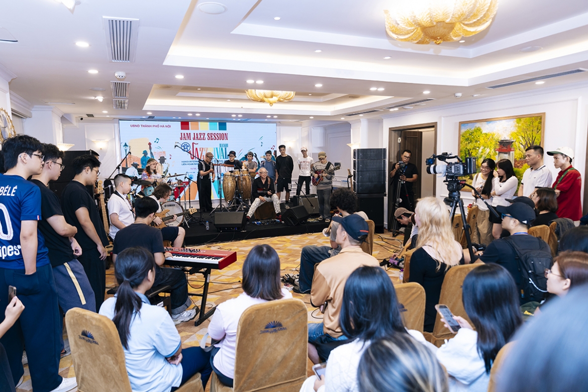 bi mat ngon ngu jazz nguyen le khi guitar cat tieng dan bau hinh anh 1