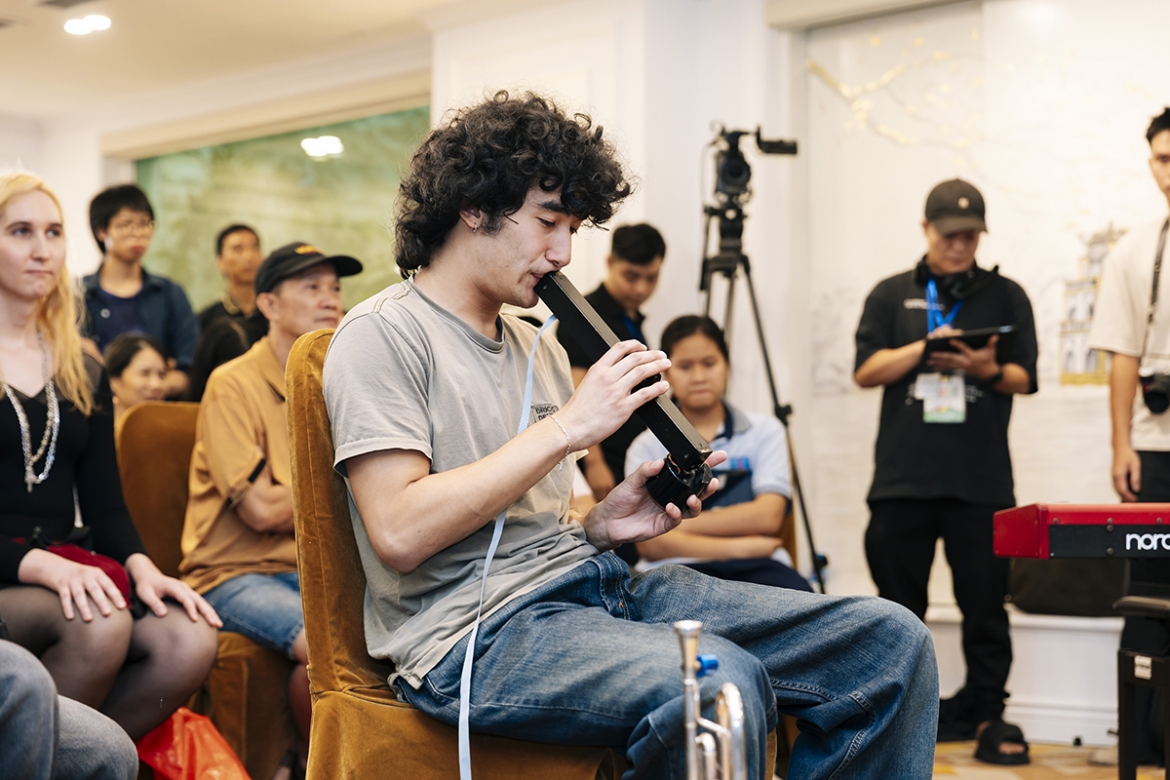 bi mat ngon ngu jazz nguyen le khi guitar cat tieng dan bau hinh anh 7