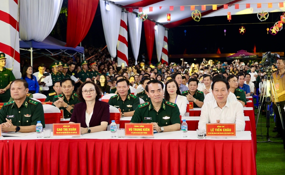 Am ap dem hoi trang ram noi bien cuong hinh anh 1
