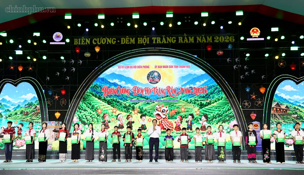 Ấm áp đêm hội trăng rằm nơi biên cương