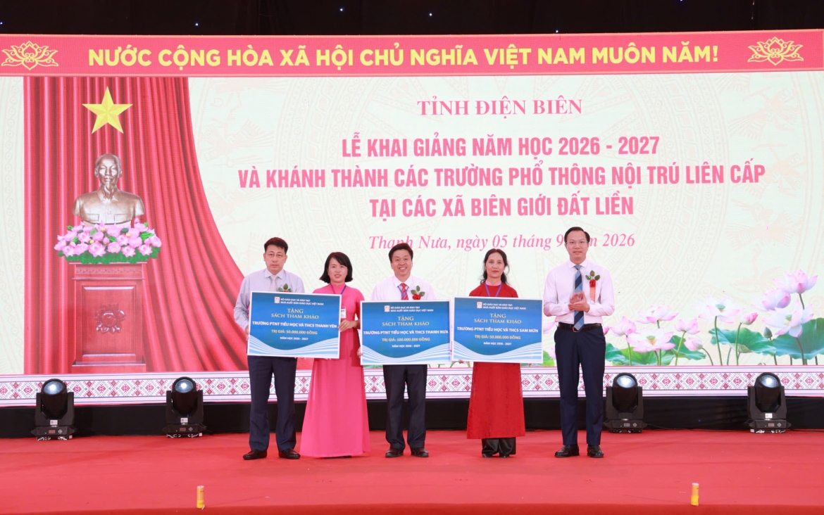 mang qua tang tri thuc den hoc sinh truong noi tru vung bien hinh anh 2