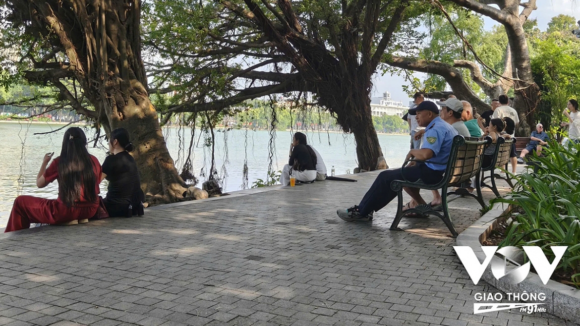 khach bo hanh yeu gi o khong gian ho guom hinh anh 1