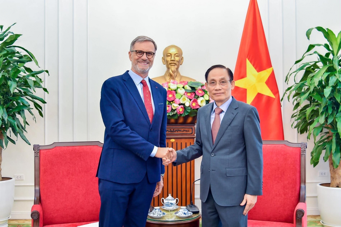 bo truong ngoai giao le hoai trung tiep Dai su phap tai viet nam chao tu biet hinh anh 1