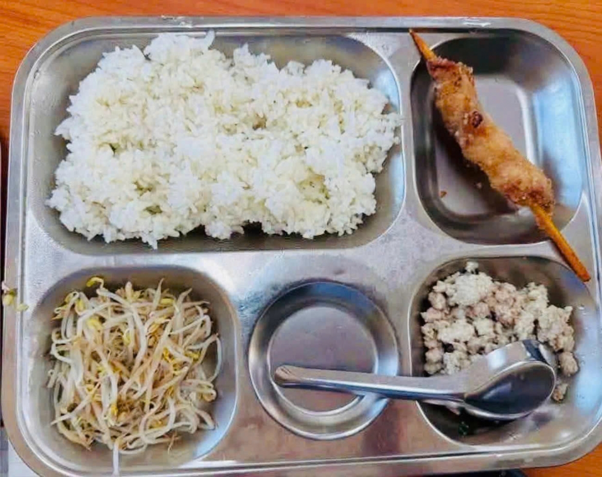 bua an ban tru o ha noi noi suat an leo teo, noi hoc sinh cho com den qua trua hinh anh 1