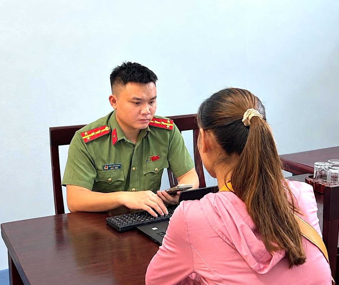 Dang tai anh cat ghep cau view , nguoi phu nu o nghe an bi cong an moi lam viec hinh anh 1