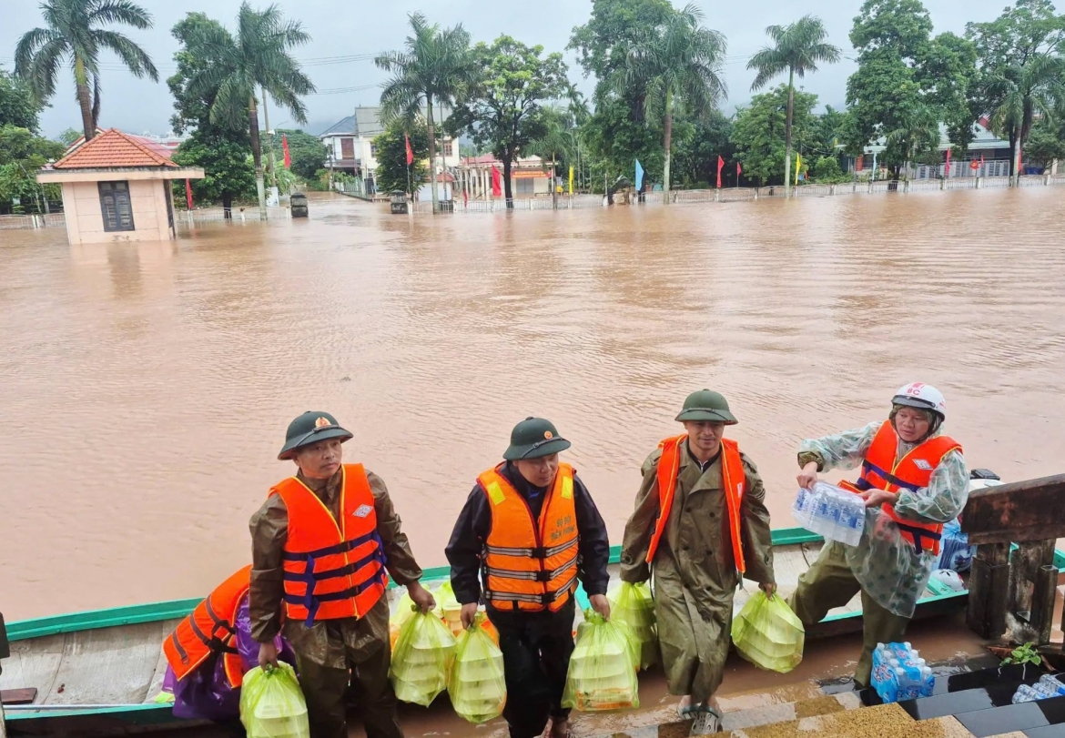 nuoc lu len nhanh tai quang tri, di doi hang tram ho dan bi ngap den noi an toan hinh anh 1
