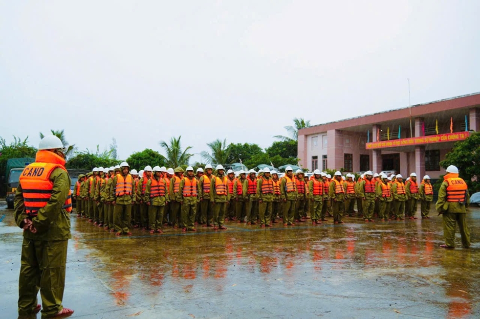 350 can bo, chien si canh sat co dong Dak lak san sang ung pho mua lon hinh anh 1