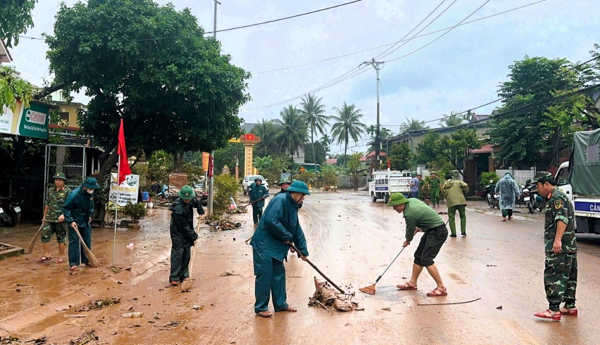 quan doi giup nguoi dan quang tri khac phuc hau qua mua lu hinh anh 1