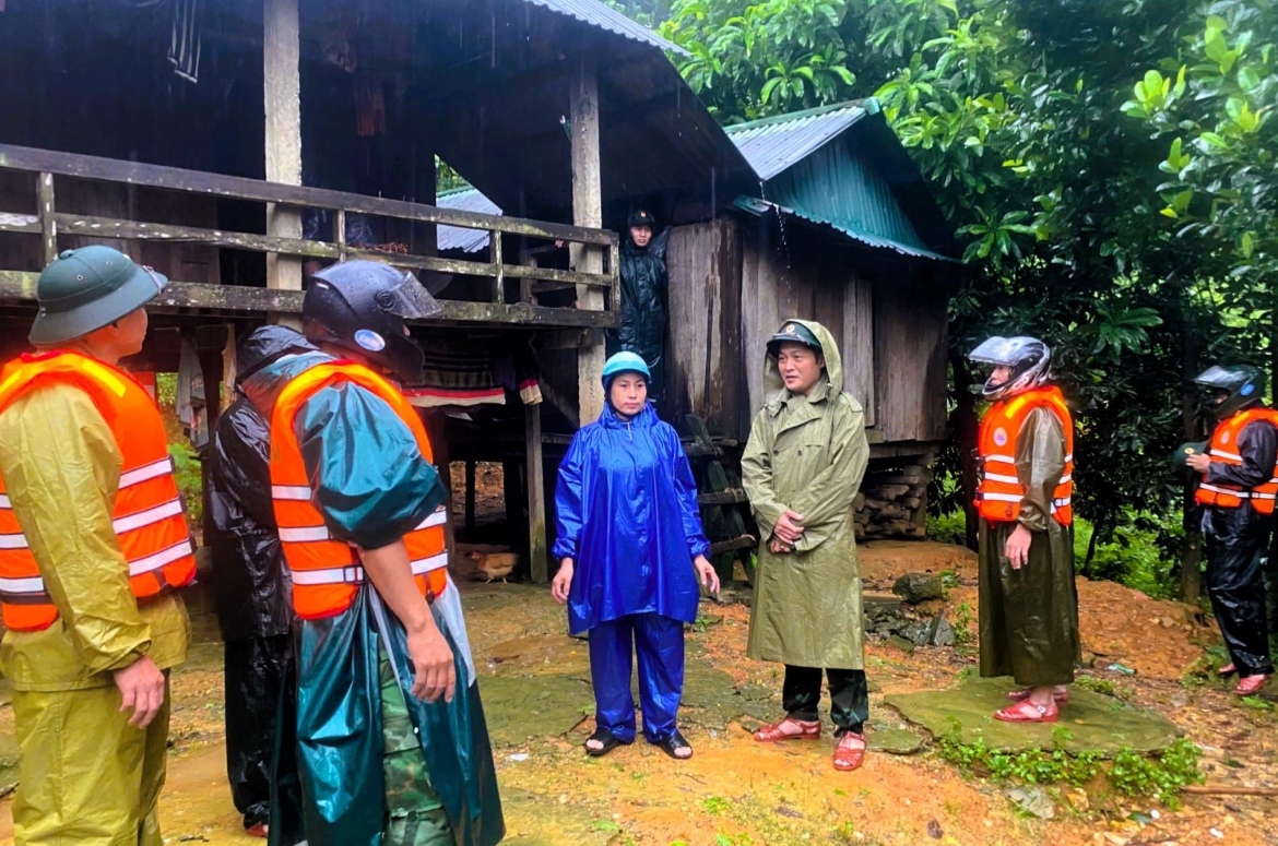 quan doi giup nguoi dan quang tri khac phuc hau qua mua lu hinh anh 2