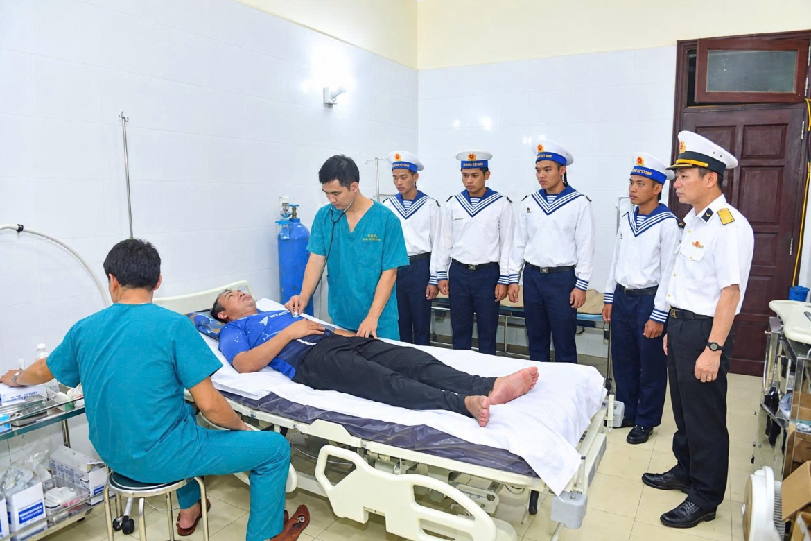 Dao son ca kip thoi cap cuu ngu dan bi ap-xe vung mat hinh anh 1