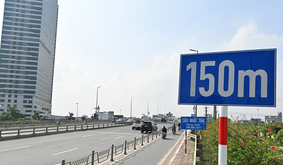 csgt ha noi thong tin ve lap bien bao, vach giu khoang cach tren cau nhat tan hinh anh 3