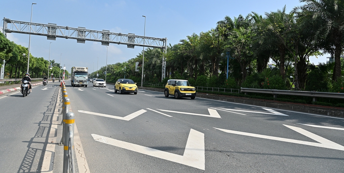 CSGT Hà Nội thông tin về lắp biển báo, vạch giữ khoảng cách trên cầu Nhật Tân