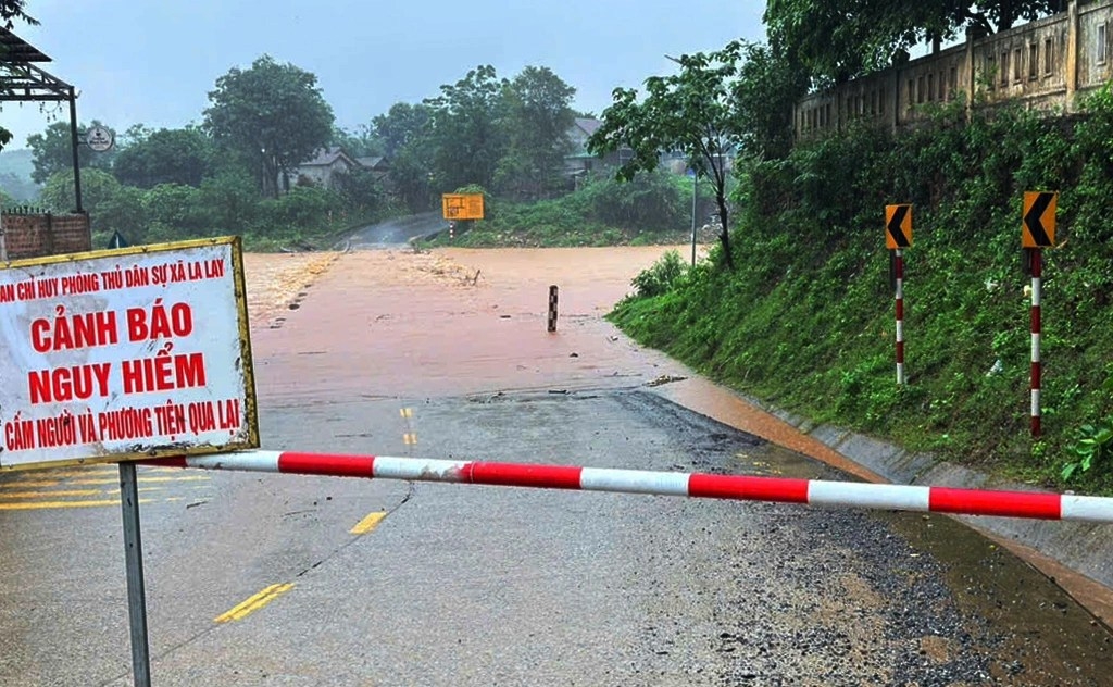 Ap thap nhiet doi do bo quang tri, mua lu tiep tuc dien bien phuc tap hinh anh 1