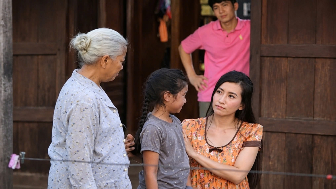 Thương con, tôi sang trông cháu nhưng bị con rể hỗn hào