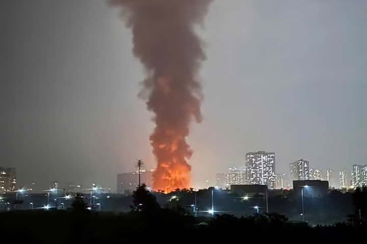 Dang chay rat lon tai nha xuong canh honda an khanh, ha noi hinh anh 2