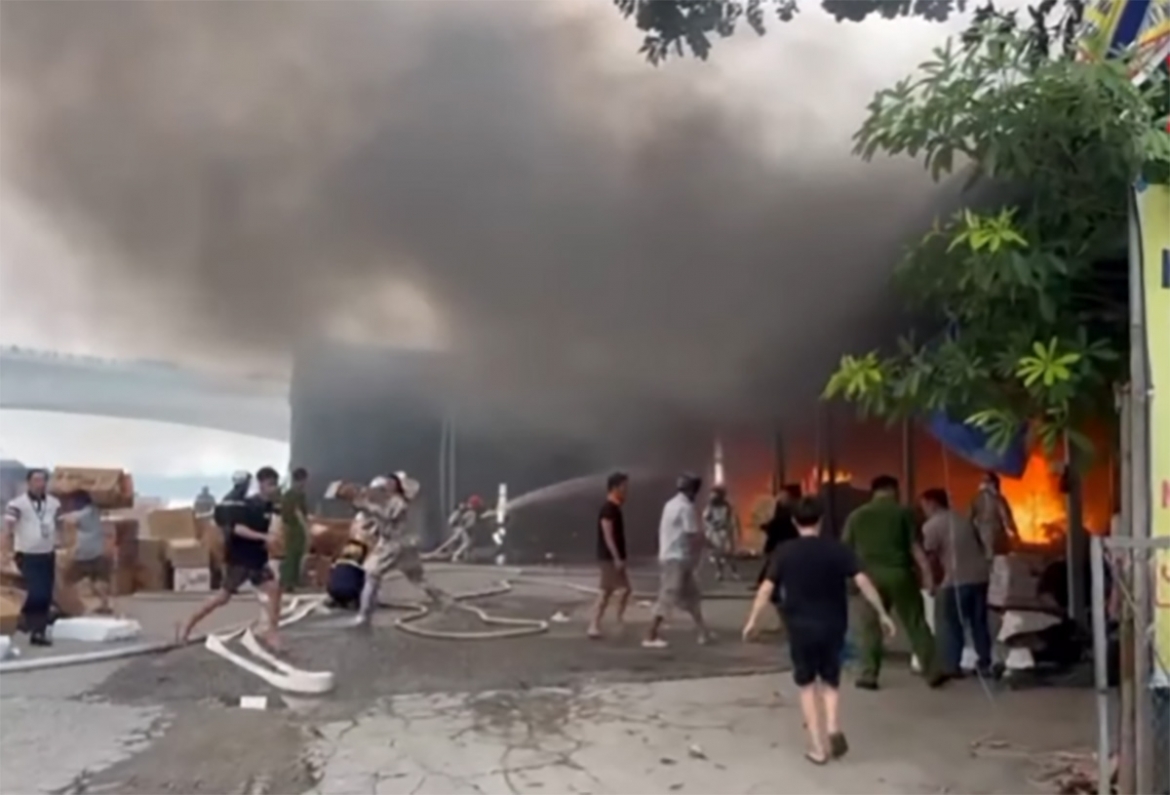 chay ngun ngut tai nha kho o khu vuc cang ha noi hinh anh 1