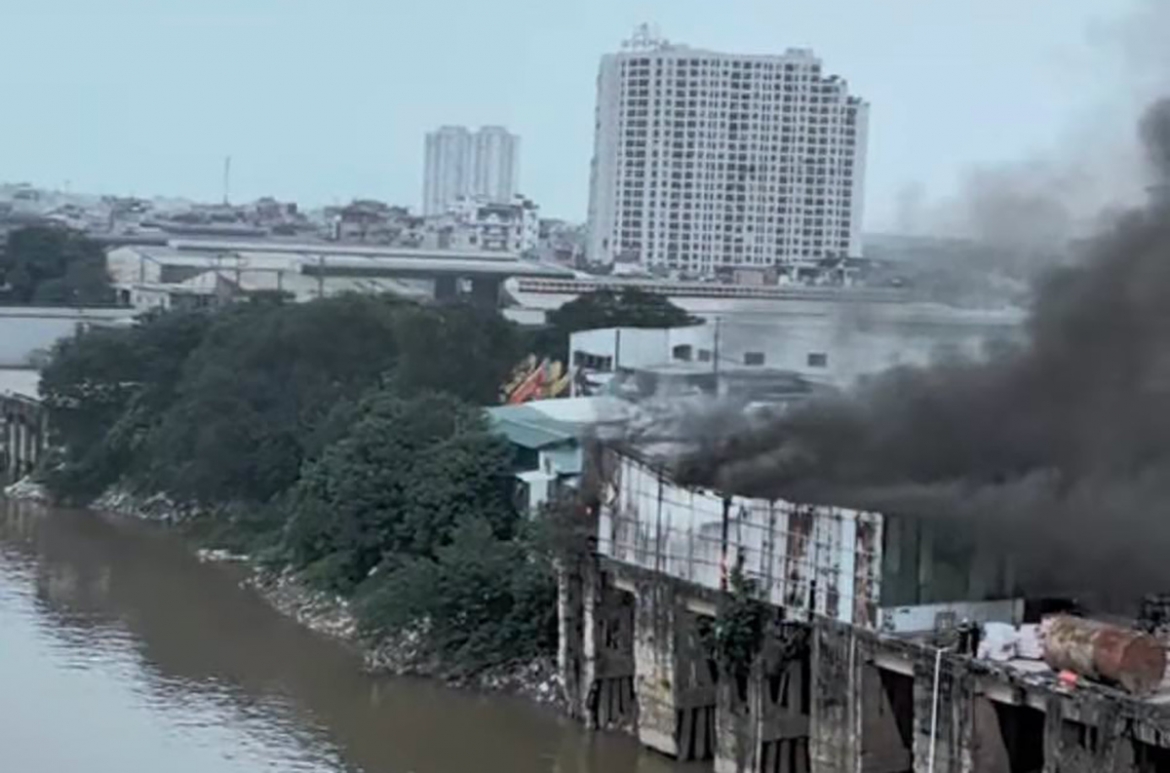 chay ngun ngut tai nha kho o khu vuc cang ha noi hinh anh 2
