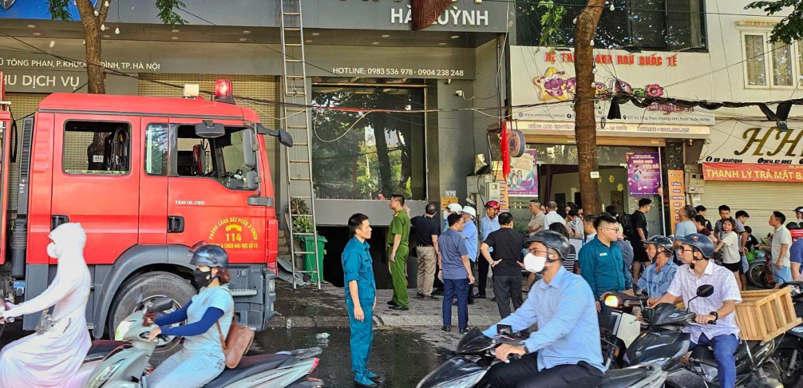 chay lon tai cua hang xe may dien tren pho vu tong phan, ha noi hinh anh 2