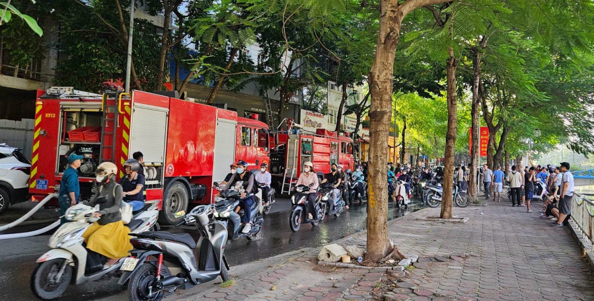 chay lon tai cua hang xe may dien tren pho vu tong phan, ha noi hinh anh 3